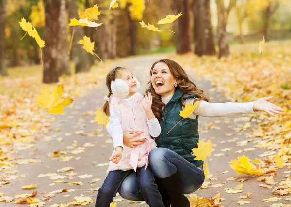 Matka i córka w jesiennym parku — Zdjęcie stockowe