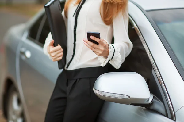 Frau schreibt eine SMS — Stockfoto