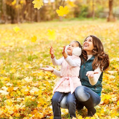 Anne ve kızı sonbahar parkta eğleniyor