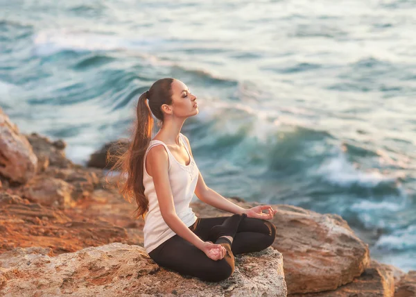 Dívka v lotus pose — Stock fotografie