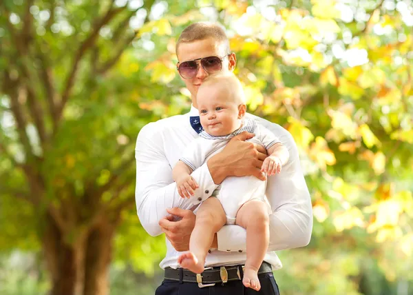 Gelukkig jonge man bedrijf baby — Stockfoto