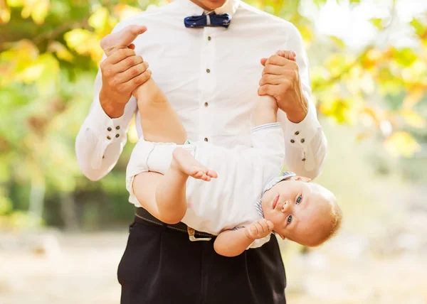 Jovem feliz segurando bebê — Fotografia de Stock