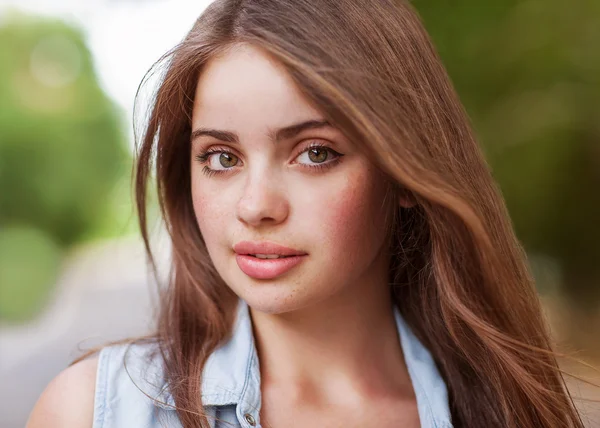 Portrait of a beautiful young girl looking at the camera. — Stock Photo, Image