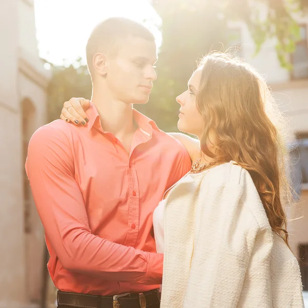 Jovem casal apaixonado ao ar livre. — Fotografia de Stock