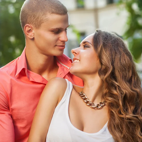 Pareja sonriente —  Fotos de Stock