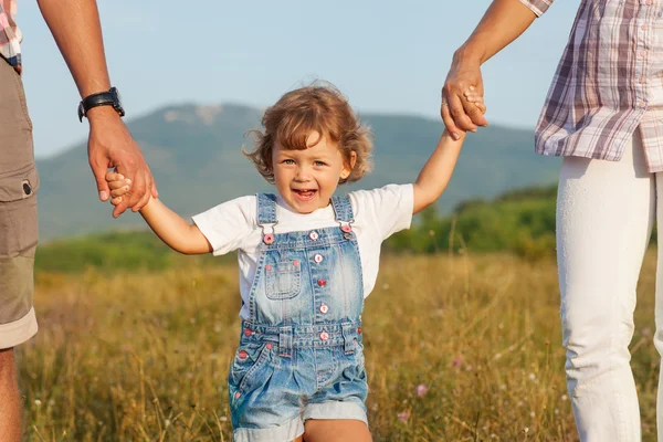 Glad mamma och pappa med dotter — Stockfoto