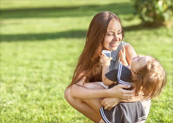 Madre e hija en el parque felices —  Fotos de Stock