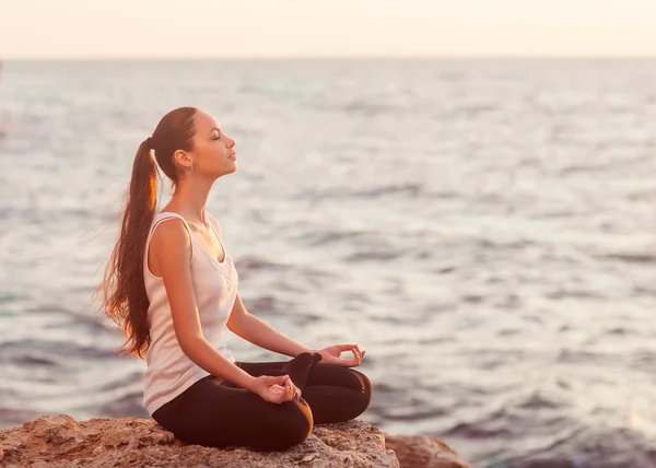 Ragazza in loto posa al tramonto — Foto Stock