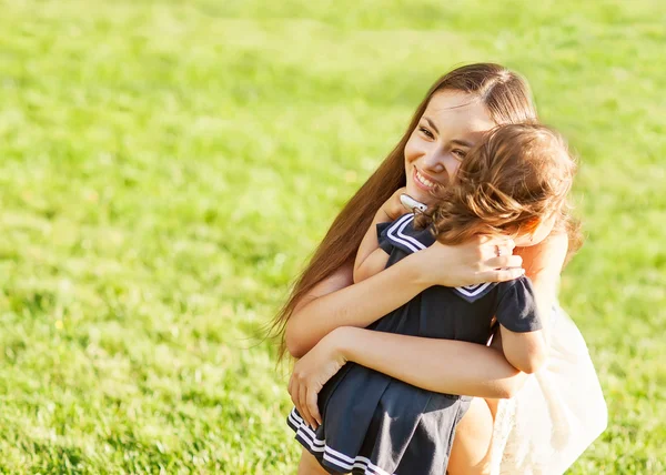 Мать и дочь в парке счастливы — стоковое фото