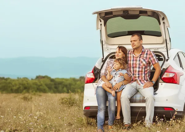 Familia en las montañas en coche — Foto de Stock