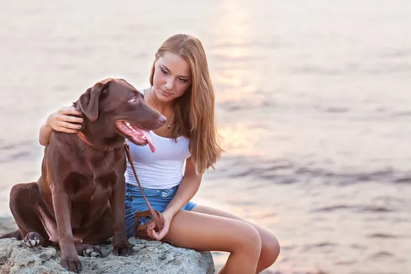 Meisje met hond. — Stockfoto
