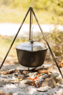 kazanda pişirme imajımı tipik Macar gulys (çorba) çalışıyor
