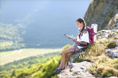 genç güzel kız bir harita üzerinde sırtında bir sırt çantası ile