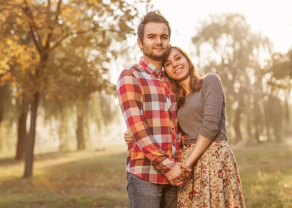 Jong paar in liefde lopen in de herfst park — Stockfoto