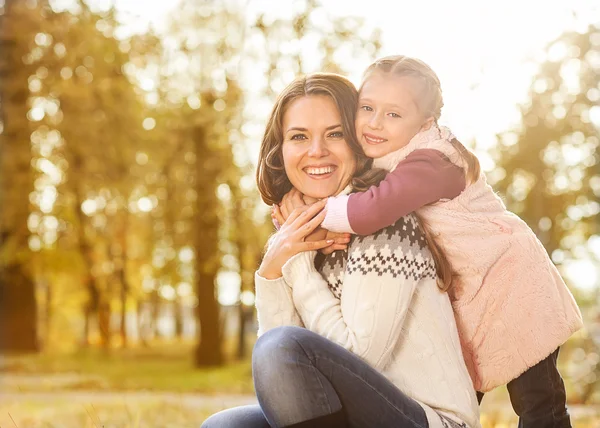 Mladá matka a její batole dívka bavit na podzim — Stock fotografie