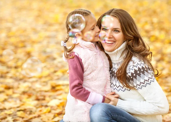 Anne ve kızı sonbahar parkta eğleniyor — Stok fotoğraf