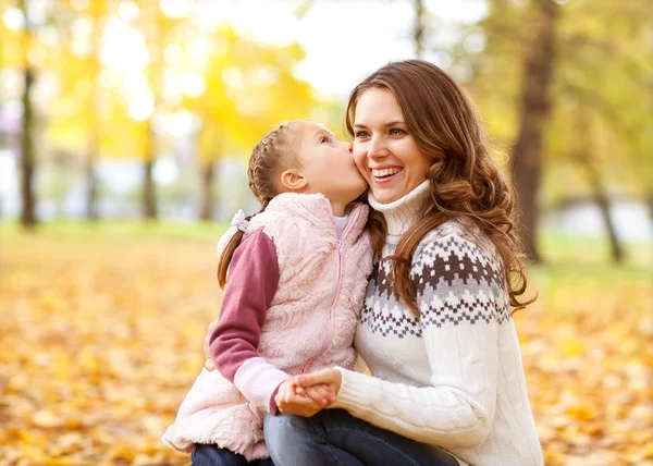 Anne ve kızı sonbahar parkta eğleniyor — Stok fotoğraf