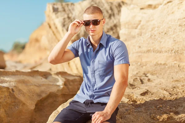 Moda mężczyzna na plaży — Zdjęcie stockowe