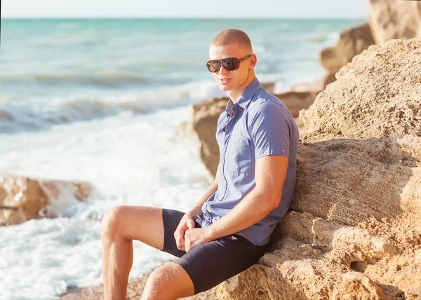 Módní muž na pláži — Stock fotografie