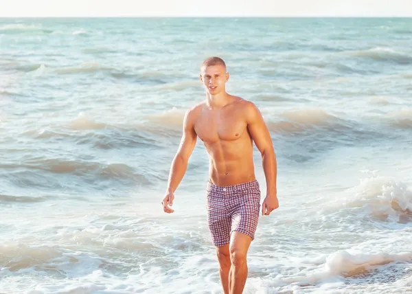 Ragazzo che cammina sulla spiaggia — Foto Stock