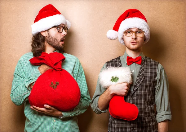 Zwei emotionale Weihnachtsmänner — Stockfoto
