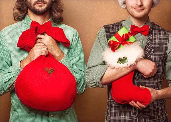 Deux gars à Noël avec des cadeaux à la main — Photo
