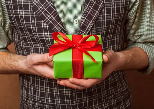 Caja de regalo de Navidad con la mano —  Fotos de Stock