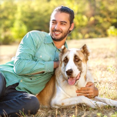 adam ve Orta Asya çoban Parkta yürümek.