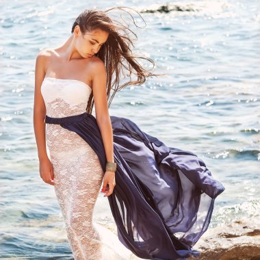 Denizde bir kızın moda portre