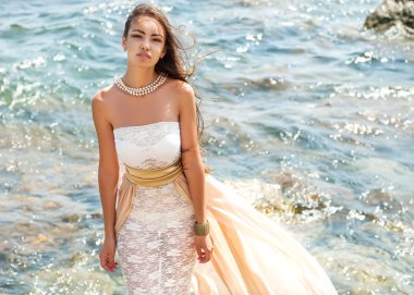 Denizde bir kızın moda portre