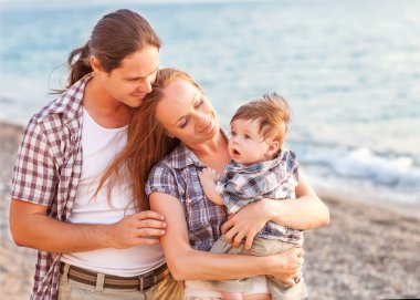 Mutlu aile dışarıda eğleniyor.