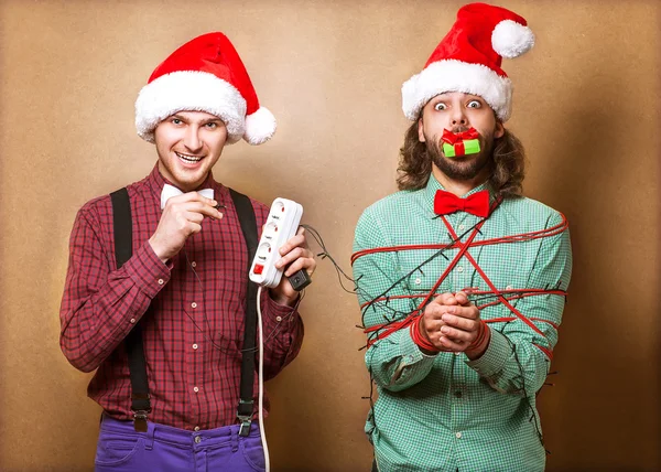 クリスマスの花輪と遊ぶ 2 人の男 — ストック写真