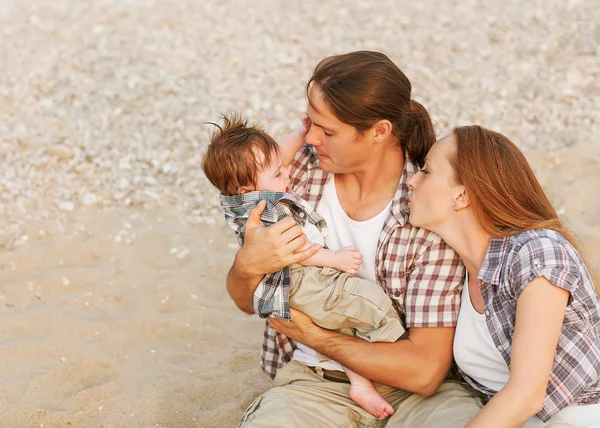 Parents soothe a crying baby — Stock Photo, Image