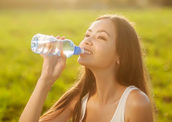 Retrato media cara de mujer joven beber botella de agua —  Fotos de Stock