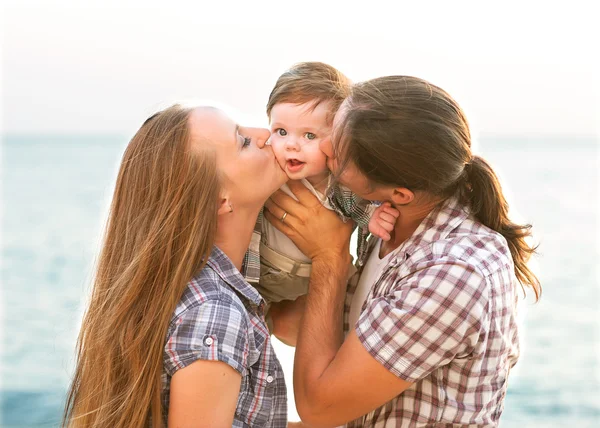 Felice madre, padre e figlia al tramonto — Foto Stock