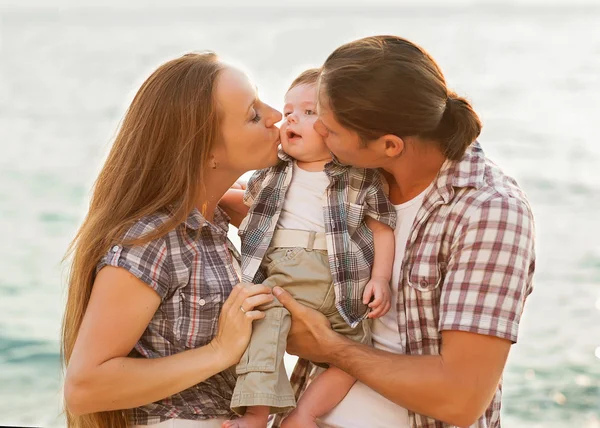 Mutlu anne, baba ve kızı günbatımı — Stok fotoğraf