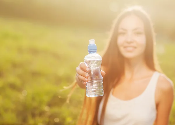 Porträtt halva ansiktet av ung kvinna innehar vattenflaska på sommaren — Stockfoto