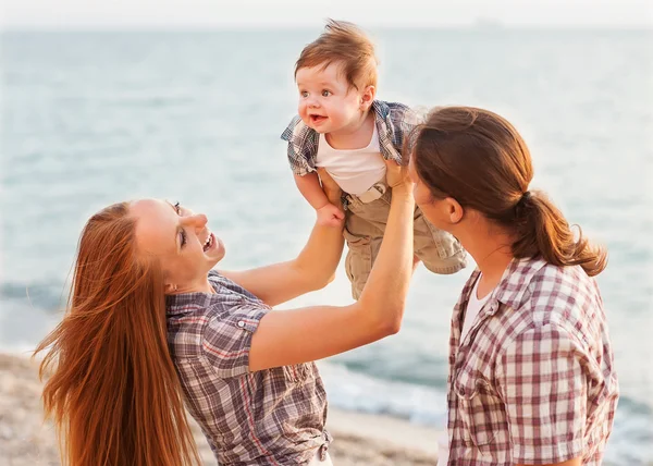 Familia feliz divirtiéndose al aire libre — Foto de Stock