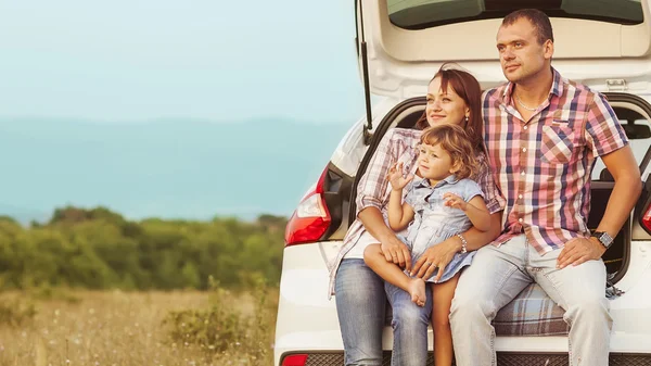 Familia en las montañas en coche —  Fotos de Stock