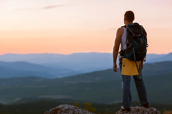 Guy in the mountains at sunset. — Stock Photo, Image