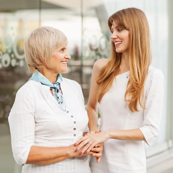 Erwachsene Mutter und Tochter stehen an der großen Vitrine — Stockfoto