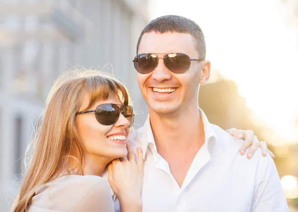 Paar kussen geluk plezier. — Stockfoto