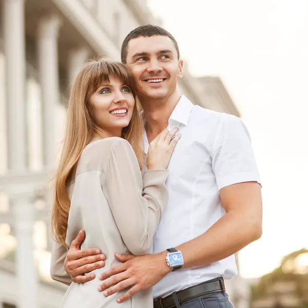 Joven pareja en amor al aire libre. — Foto de Stock