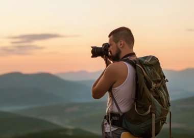 doğa fotoğrafçısı dağlarda fotoğraf çekmek