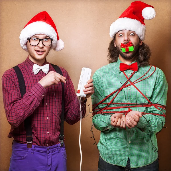 Deux gars pour jouer avec la guirlande de Noël — Photo