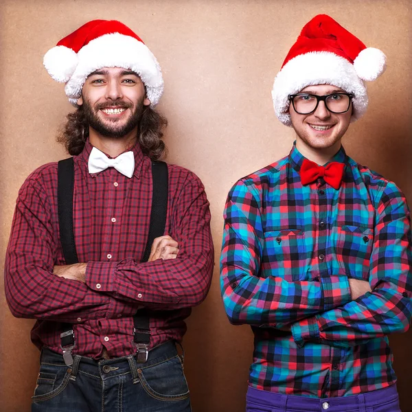Два эмоциональных Санта-Клауса, одетые в одежду хипстера — стоковое фото