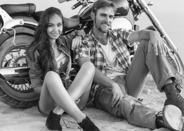 iki kişi ve bisiklet - moda kadın ve adam tarafından motosiklet oturuyor