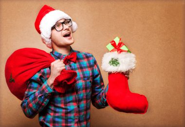 Noel Noel Baba şapkası izole kadın portre tutun yılbaşı hediyesi.