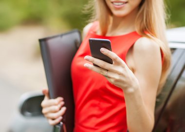 genç güzel kadın sms cep telefonunuza yazıyor..