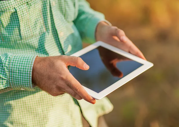 Hombre de negocios que trabaja con una tableta digital —  Fotos de Stock